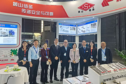 中國輕工機械工業協會王欣副理事長一行蒞臨黃山恒久展臺參觀指導